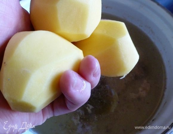 Картофель почистим  и целиком отправим в бульон. Он должен полностью свариться. 