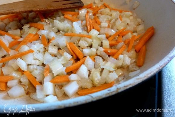 Приготовим заправку. Обжарим лук, морковь и сельдерей до мягкости и легкого колера.