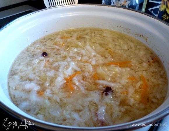 В утиный бульон кладем квашенную капусту и доводим до кипения, снимаем пенку и варим минут 10. Если капуста слишком кислая ее нужно промыть водой. Картофель к этому времени уже сварился и вынут из бульона. Иначе от кислой капусты картофель станет твердым!