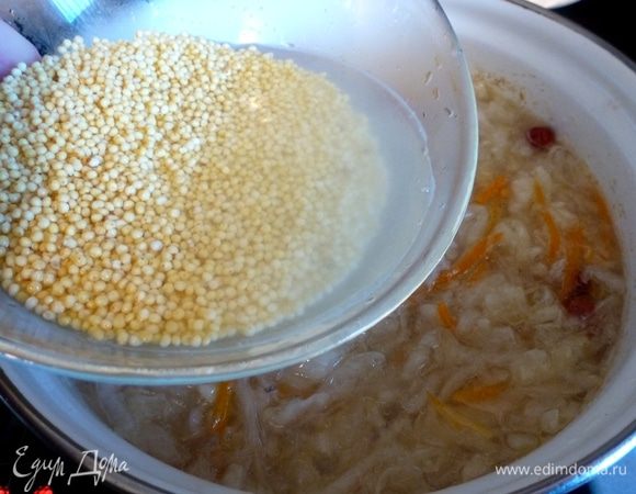 Пшено промываем и добавляем к капусте.