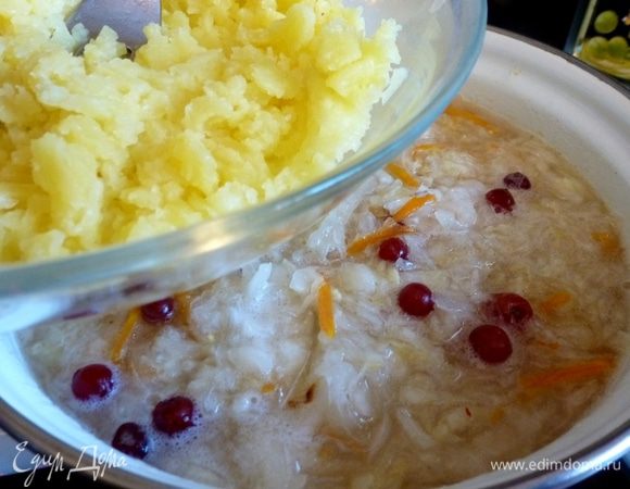 Картофель разомнем вилкой или толкушкой в пюре. Выкладываем в кастрюлю.