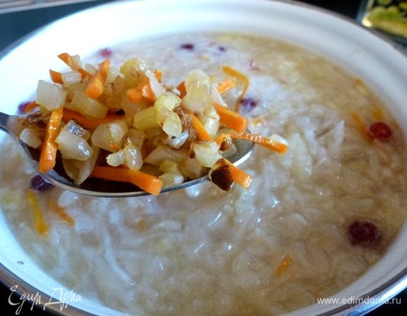 Готовую овощную заправку отправляем в кастрюлю. Варим до готовности пшена.
В конце вернем в суп вареную утятину.