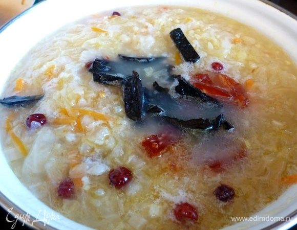 Чернослив и помидоры хорошо промоем, распарим в  нарежем соломкой и за 5 минут до готовности положим в суп. Вместо вяленых помидоров можно положить свежий помидор.