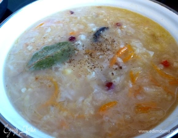 Пробуем на вкус, возможно нужно досолить или добавить сахара. Кладем лавровый лист. Выключаем плиту и даём настояться 10 — 20 минут.