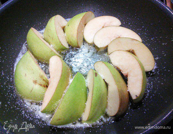 Айву помыть, обсушить, нарезать на крупные дольки, вычистить сердцевину. На сковороде разогреть сливочное масло и обжарить айву со щепоткой сахара (моя щепотка была размером в кулак) до золотистой корочки.