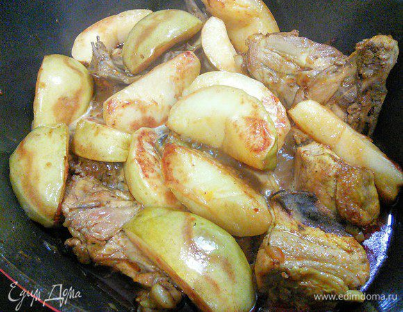 Айву переложить в кастрюлю с курицей и тушить на маленьком огне еще 15 — 20 минут до готовности мяса. Следите за тем, чтобы курица не разварилась, а айва не разлезлась. Это может произойти, если огонь будет слишком большой.