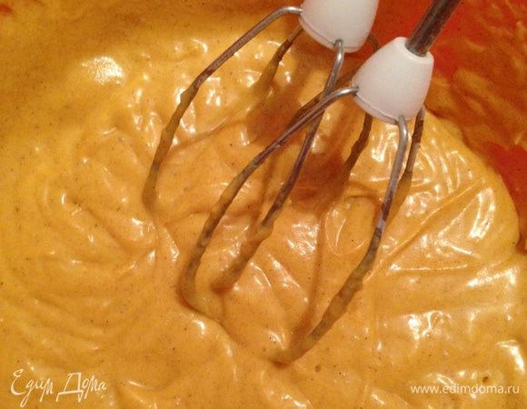 Приготовить тыквенное пюре из запеченной или варенной тыквы.
Растереть размягченное сливочное масло с сахаром добела. Добавить тыквенное пюре, тыквенное масло Biolio и яйцо. Перемешать. Просеять муку с разрыхлителем, солью и корицей. Все соединить и хорошо перемешать. Не взбивать!!! Тесто получается довольно жидкое.
