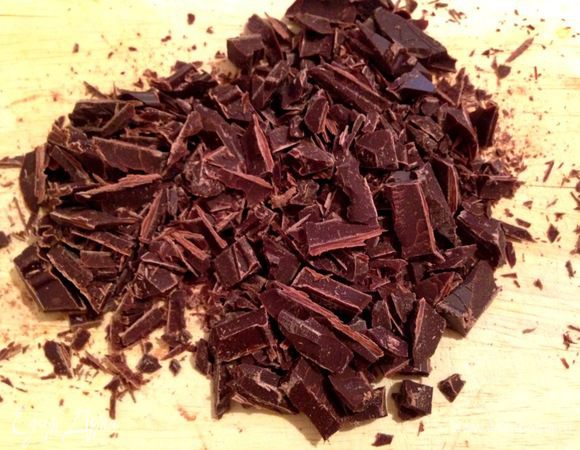 Шоколад крупно порубить.