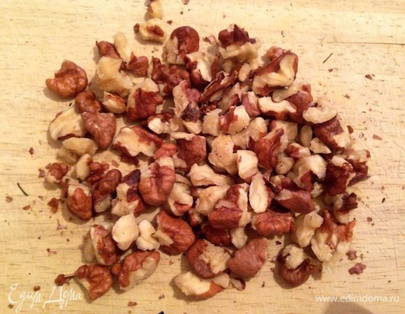 Орехи поломать на небольшие кусочки.