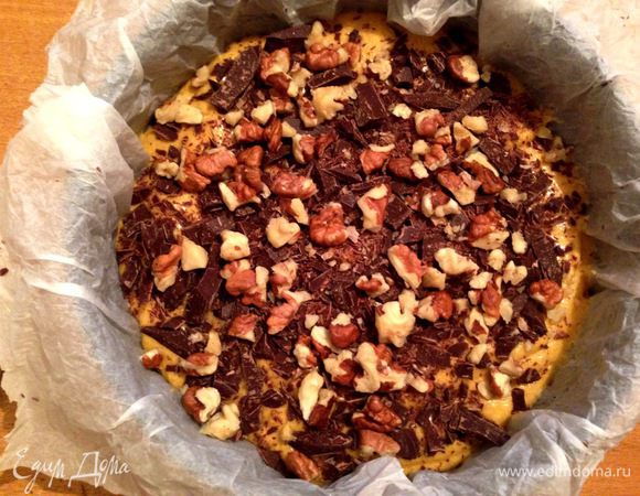 Посыпать орехами и шоколадом.