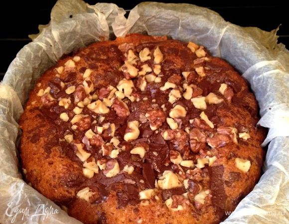 Духовку разогреть до 180°С. Поставить форму и выпекать 25 — 30 минут. Готовность проверить при помощи деревянной палочки. Она должна быть сухой. Готовый пирог полить соленой карамелью