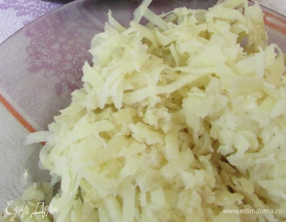 Картофель почистить и отварить в подсоленной воде до готовности. Остудить и натереть на крупной терке.