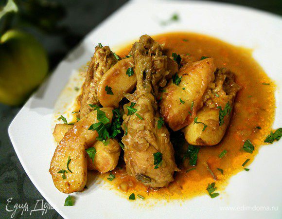 Подавать куриное жаркое, посыпав рубленной петрушкой.