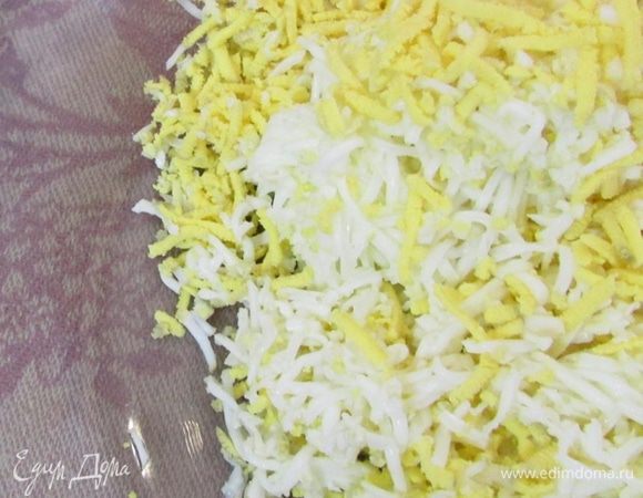 Яйца отварить, почистить и натереть на мелкой терке.