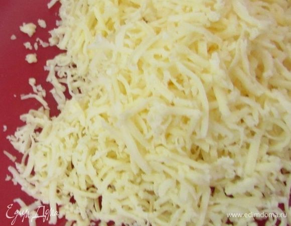 Сыр натереть на мелкой терке.