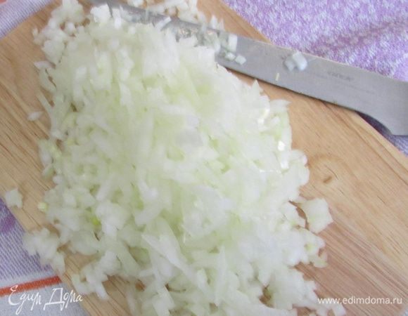 Репчатый лук почистить и мелко нарубить.