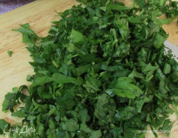Петрушку помыть и хорошо просушить. Отделить веточки от стеблей и мелко нарезать.