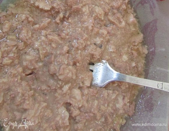 Открыть баночку с печенью трески и слить всю жидкость. Печень  размять вилкой.