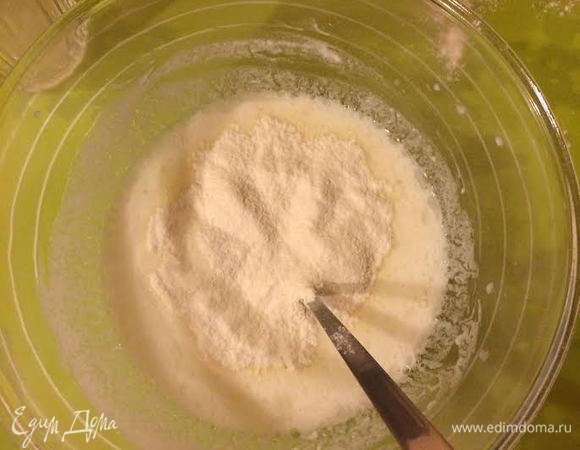 Мацони комнатной температуры смешать с теплой водой, добавить соду и дать постоять пару минут. Затем добавить: растительное масло, соль сахар и перемешать. Начать постепенно добавлять муку.