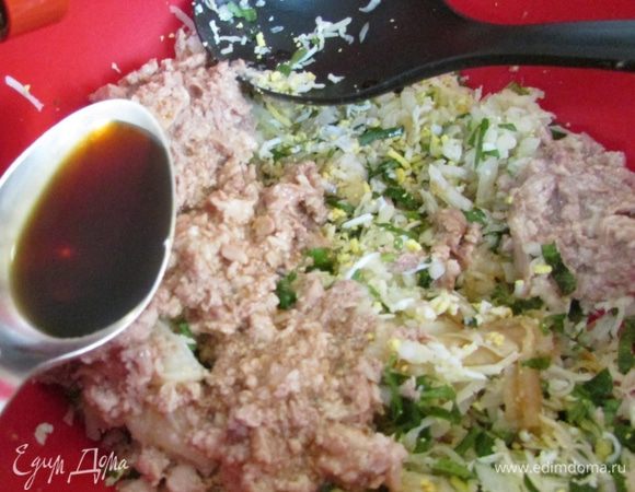 В миске соединить картофель, печень трески, лук, яйца, зелень, сыр. Добавить соевый соус. Все хорошо перемешать до однородности.