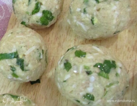 Из полученной массы руками сформировать небольшие шарики.