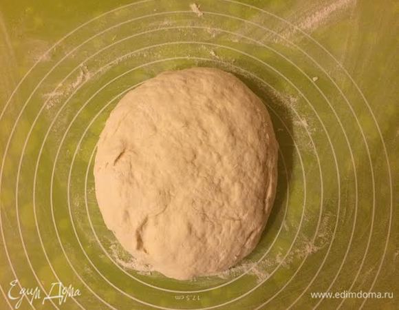 Замесить нежное тесто, накрыть салфеткой и дать тесту отдохнуть 30 минут.
