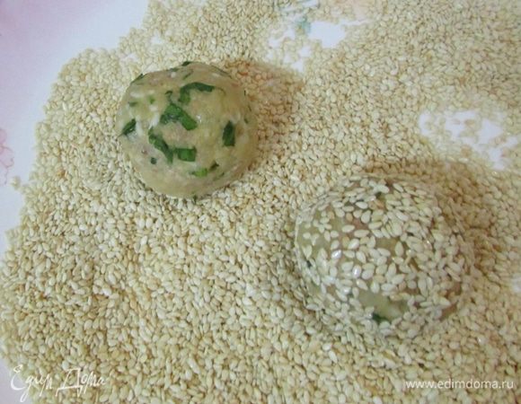 Обвалять шарики в кунжуте.  Поставить в холодильник, примерно на 1 час. 