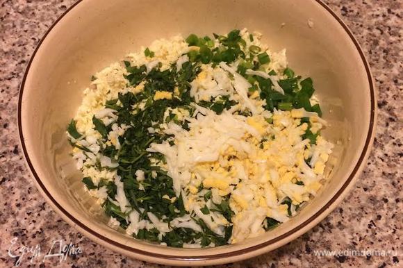 Готовим начинку. Тархун и лук мелко нарезать, добавить натертый на крупной терке сыр и вареное яйцо.
