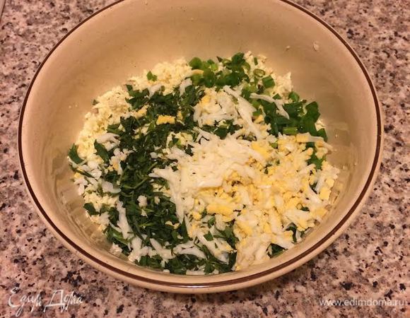 Готовим начинку. Тархун и лук мелко нарезать, добавить натертый на крупной терке сыр и вареное яйцо.