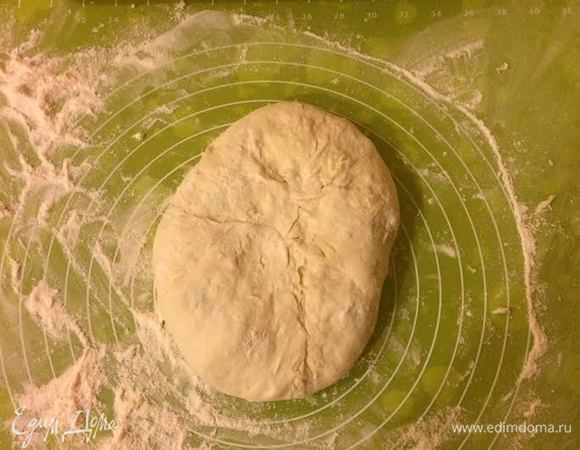 Соединить края теста, защипить и перевернуть швом вниз.