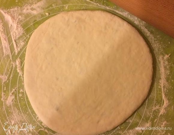 Слегка раскатать.