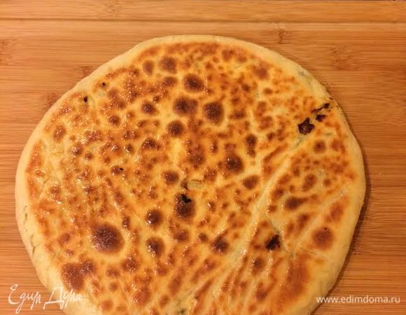 Готовую лепешку смазать сливочным маслом.