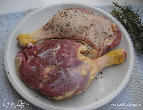 Утиные ножки посолить, поперчить, посыпать листочками розмарина. Оставить мариноваться на полчаса.