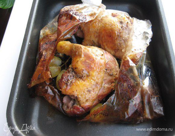 Достать утку из духовки, разрезать сверху пакет, положить виноград, влить воду, смазать утку медом. Вернуть в духовку, продолжить запекание еще 20 минут.