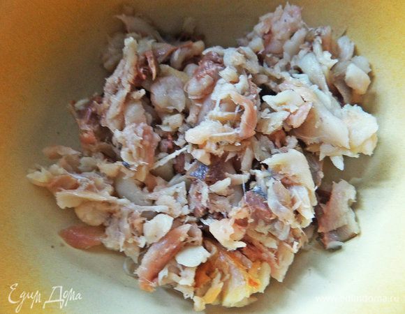 Теребим ножом на мелкие кусочки или пропускаем потом все через блендер.