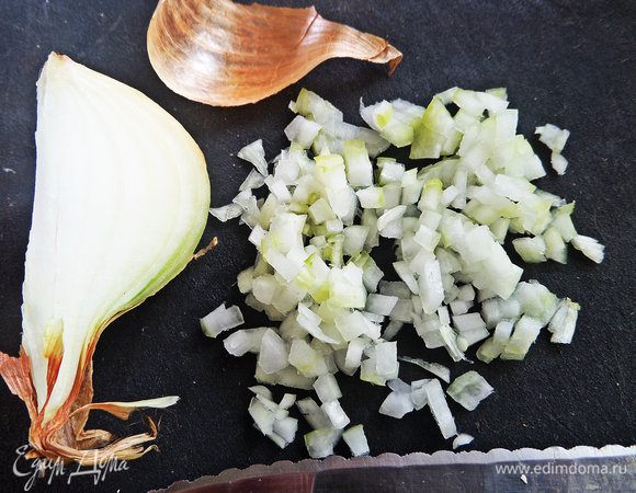 Лук мелко покрошить. Можно зеленый или красный.