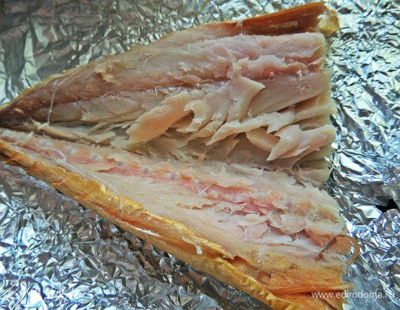 Разрезать вдоль тушку рыбы, удалить косточки.