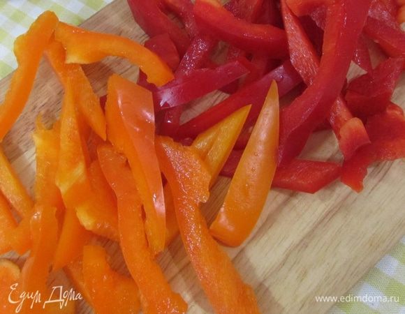 Болгарский перец помыть, обсушить, освободить от плодоножки и семян. Нарезать соломкой.