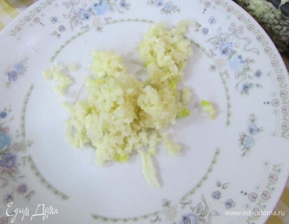 Почистить чеснок и выдавить через пресс.