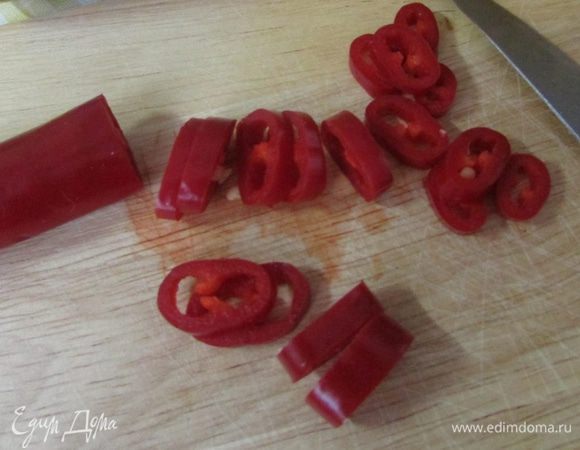 Жгучий перец нарезать кольцами, очищая от семян.