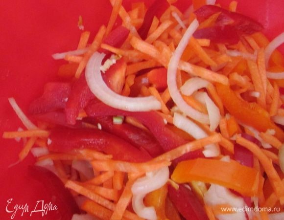 В большой миске соединить все подготовленные овощи. Посолить, поперчить. Добавить лавровый лист. 