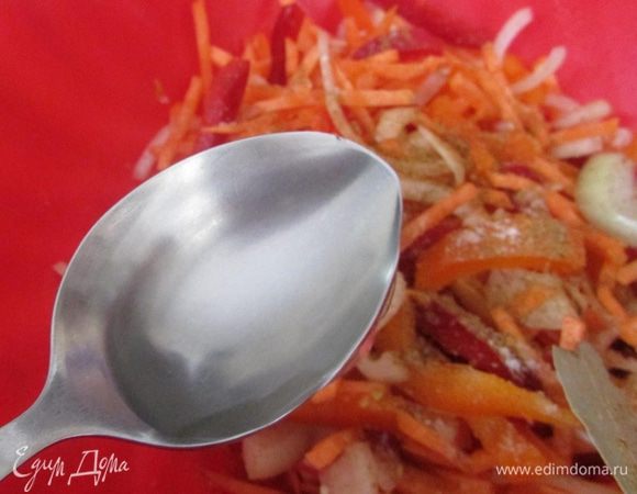 Затем влить уксус и хорошо все перемешать. Остроту хе можно регулировать по своему вкусу.