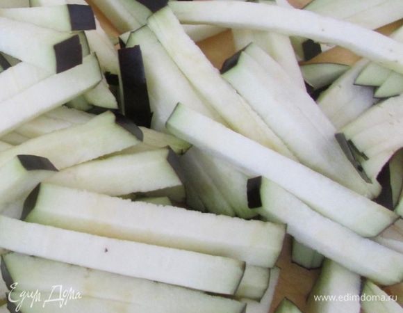 Баклажаны помыть, обсушить и нарезать брусочками. Воспользовалась теркой для корейской моркови с крупными ножами.