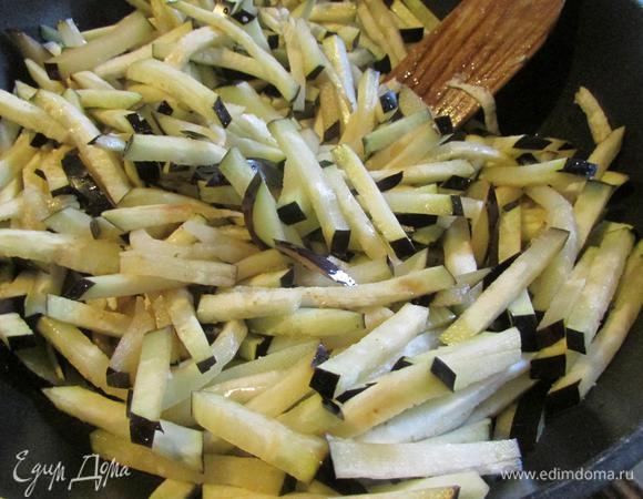 В воке или глубокой сковороде, можно в казане разогреть на среднем огне растительное масло. Обжарить нарезанные брусочками баклажаны до золотистого цвета.