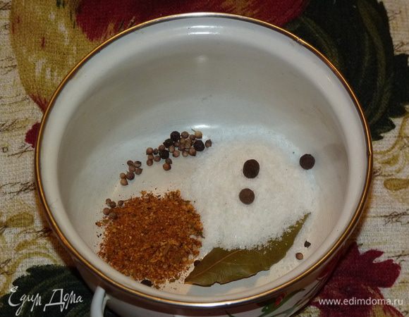 Из соли, перца, кориандра, лаврового листа и специй приготовить маринад: залить все кипятком и проварить 3 минуты.