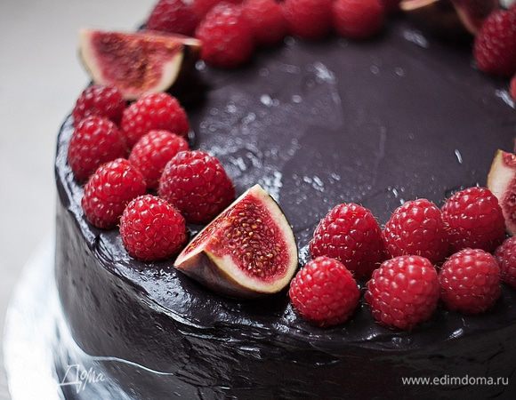 Такой торт станет украшением любого праздничного стола! И вкусом вас порадует — сочетание сладости вишни и легкой солености крема никого не оставит равнодушным.
Приятного аппетита!
