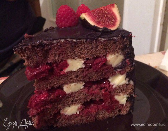 А вот такой торт в разрезе — красив и снаружи, и внутри! :)
Извиняюсь за качество фото, ловила момент, пока кусок был целым :)