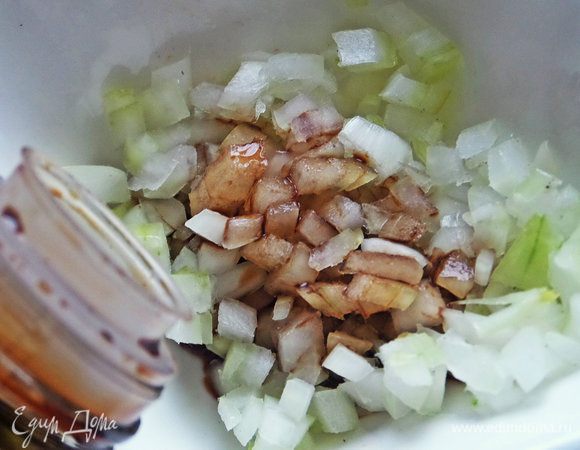 Залить лук бальзамическим уксусом.