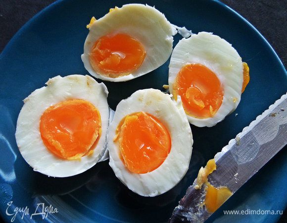 Яйца отварить «в мешочек» или вот так с мокрым желтком, варились 3 минуты.