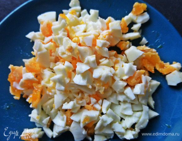 Размять яйца вилкой или порубить ножом.